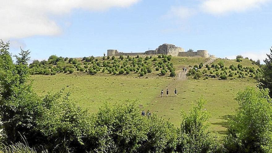 Al salir de la zona boscosa ya se aprecia la silueta de los restos del castillo de Irulegi.