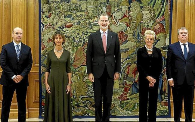 Los nuevos miembros del Tribunal Constitucional, el pasado sábado con el rey Felipe VI. | FOTO: EFE Los nuevos miembros del Tribunal Constitucional, el pasado sábado con el rey Felipe VI. | FOTO: EFE