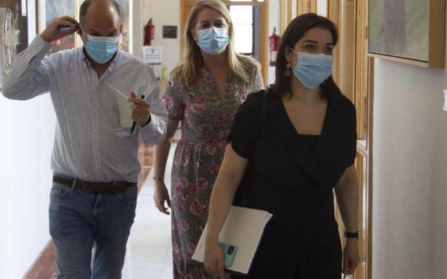 Las concejalas del PP en Vitoria Comerón y Domaica, delante de Garnica. Las concejalas del PP en Vitoria Comerón y Domaica, delante de Garnica.