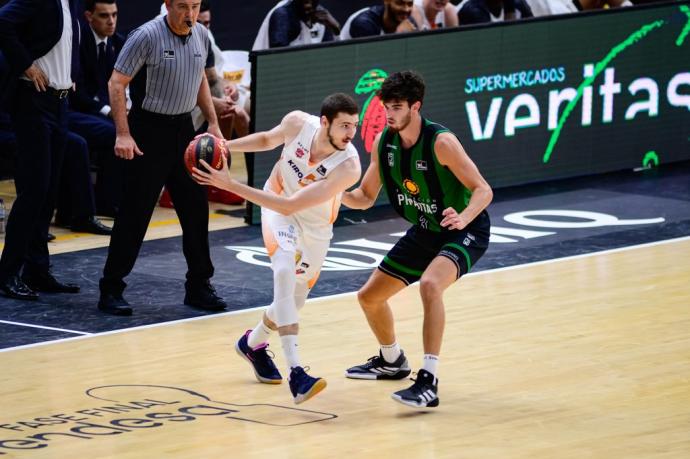 González controla un balón ante Busquets (Joventut).