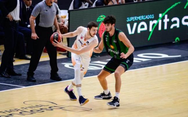 González controla un balón ante Busquets (Joventut). González controla un balón ante Busquets (Joventut).