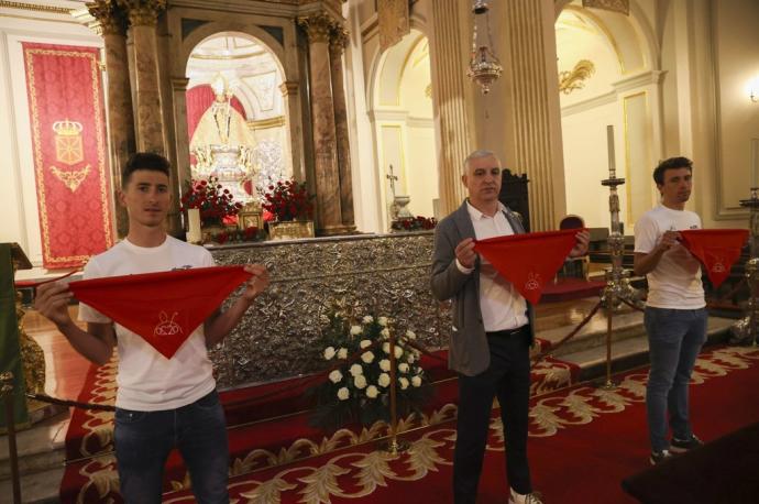 Julen Amezqueta, Juan Manuel Hernández y Jonathan Lastra, durante su visita a la capilla de San Fermín