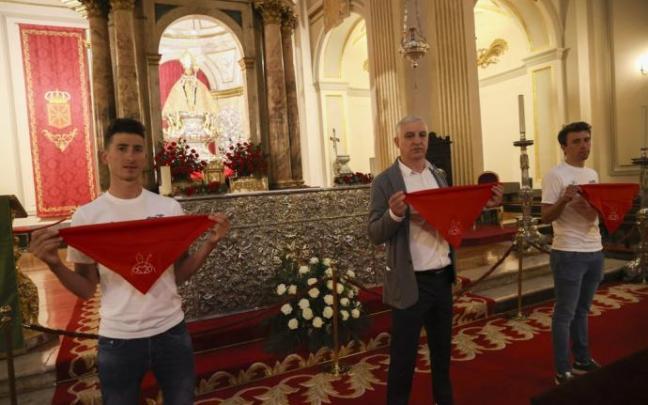 Julen Amezqueta, Juan Manuel Hernández y Jonathan Lastra, durante su visita a la capilla de San Fermín