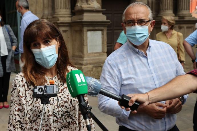 Maite Esporrín y el alcalde Maya, compartiendo una concentración frente al Ayuntamiento.