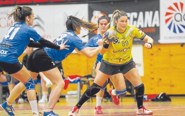 La pivote navarra Silvia Ederra (d), durante un partido de 2020, año en el que anunció su retirada.