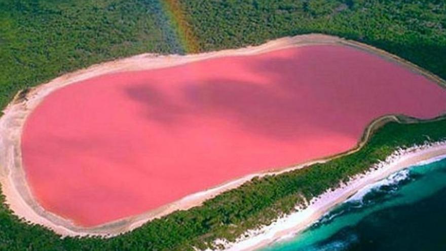 Lago rosa de Senegal, conocido localmente como lago Retba.