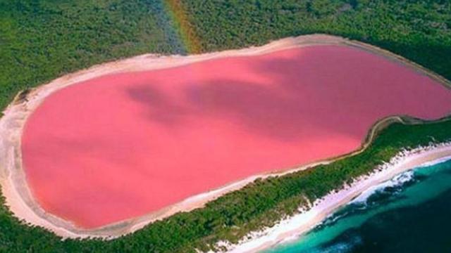 Lago rosa de Senegal, conocido localmente como lago Retba. Lago rosa de Senegal, conocido localmente como lago Retba.
