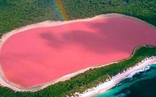 Lago rosa de Senegal, conocido localmente como lago Retba.