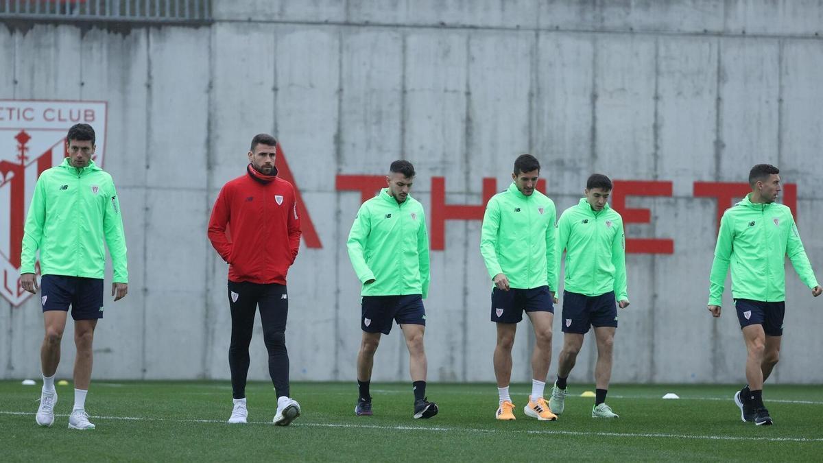 Mikel Vesga, Unai Simón, Aitor Paredes, Dani Vivian, Oier Zarraga y Óscar de Marcos, durante un entrenamiento del Athletic en Lezama.