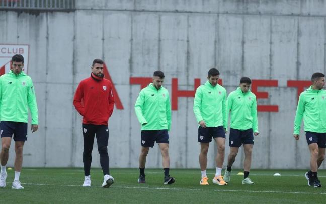 Mikel Vesga, Unai Simón, Aitor Paredes, Dani Vivian, Oier Zarraga y Óscar de Marcos, durante un entrenamiento del Athletic en Lezama. Mikel Vesga, Unai Simón, Aitor Paredes, Dani Vivian, Oier Zarraga y Óscar de Marcos, durante un entrenamiento del Athletic en Lezama.