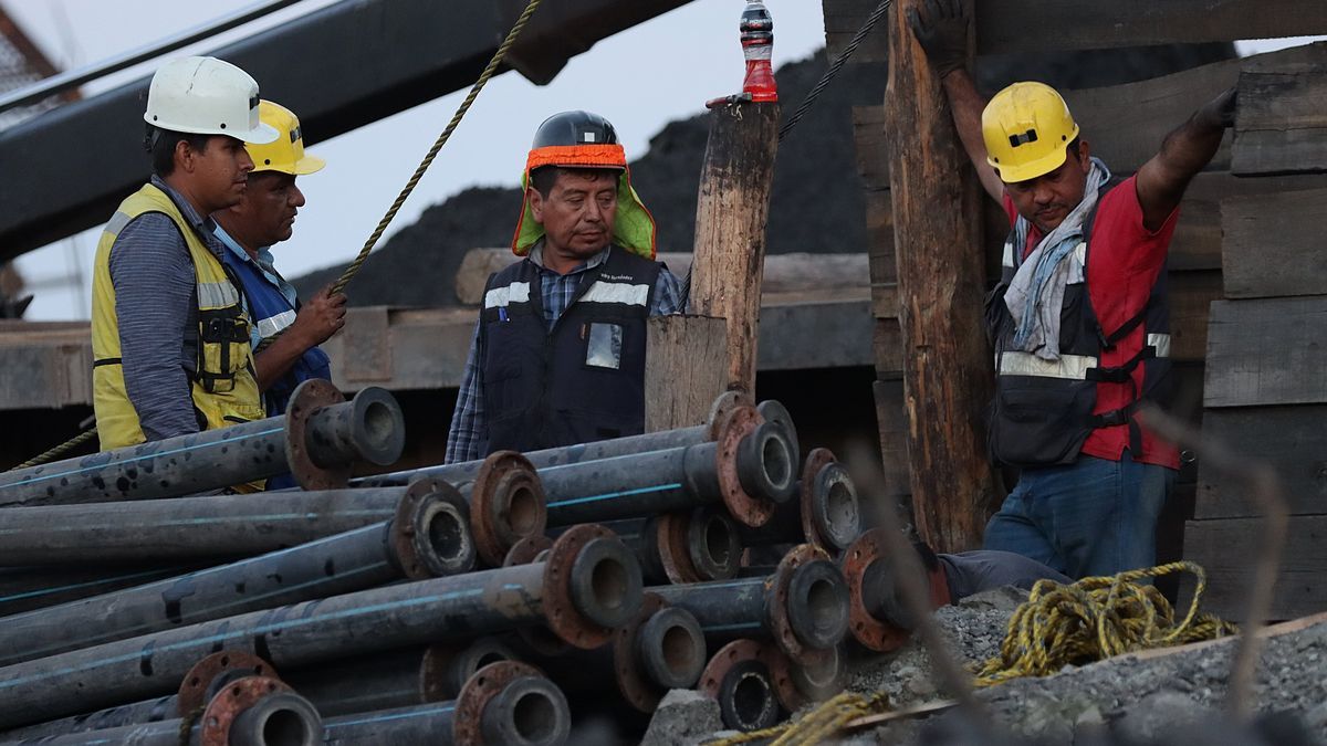 Tareas de rescate de los 10 mineros atrapados en una mina mexicana