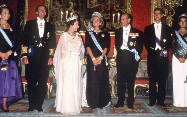 Cena de gala durante la visita de la reina Isabel II a España en 1988. Cena de gala durante la visita de la reina Isabel II a España en 1988.
