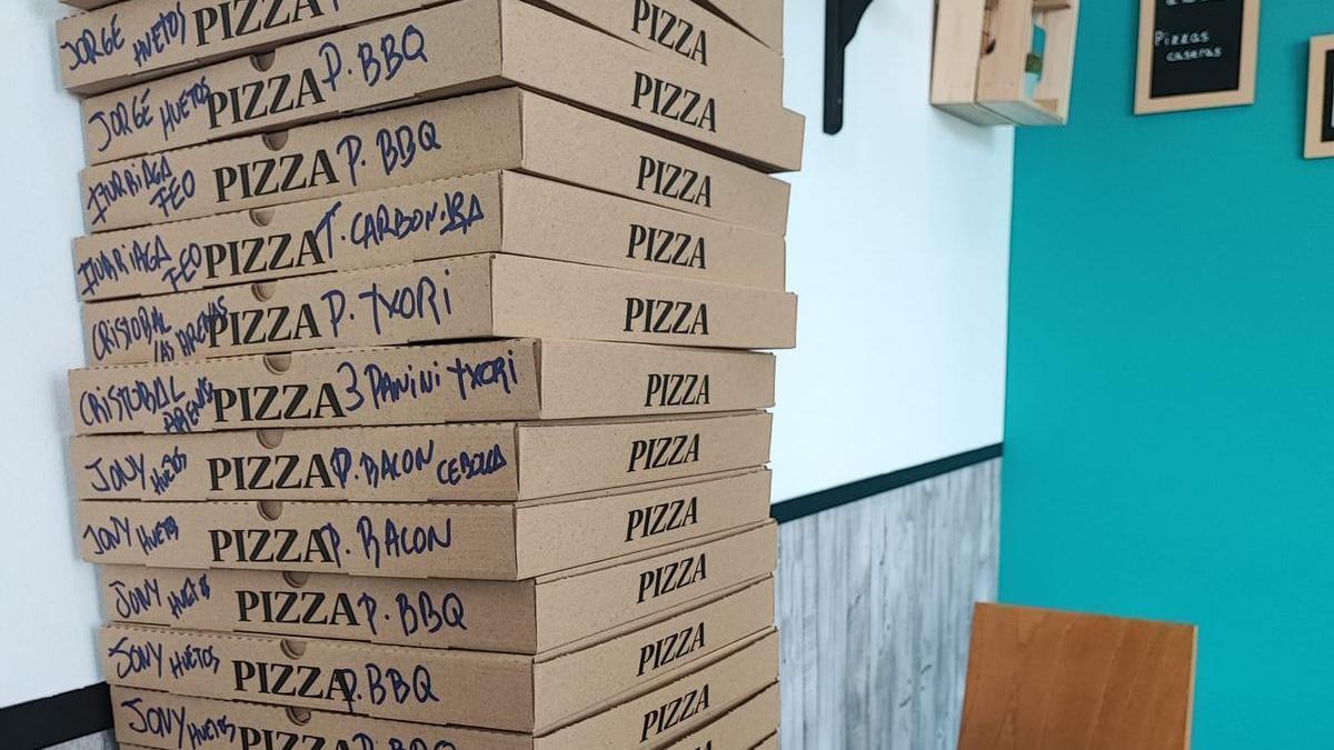 Cajas de pizzas listas para entregar en Jundiz, en el restaurante Ézaro de Salburua en la calle Viena