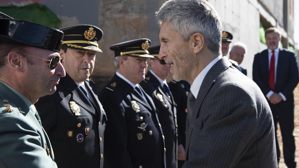 El ministro del Interior, Fernando Grande-Marlaska, saluda a un guardia civil este lunes en Cuenca.
