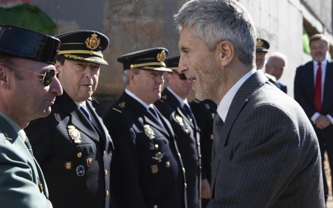El ministro del Interior, Fernando Grande-Marlaska, saluda a un guardia civil este lunes en Cuenca. El ministro del Interior, Fernando Grande-Marlaska, saluda a un guardia civil este lunes en Cuenca.