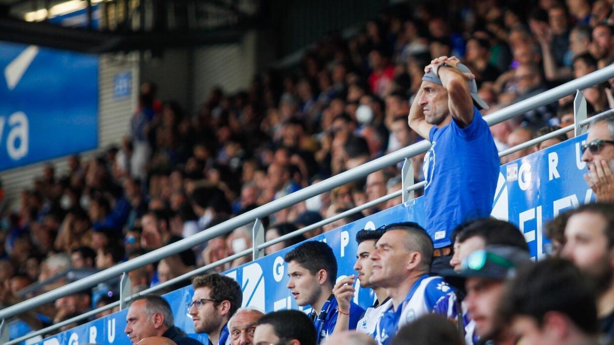 Aficionados del Alavés en Mendizorroza