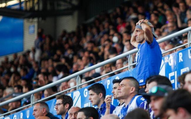 Aficionados del Alavés en Mendizorroza