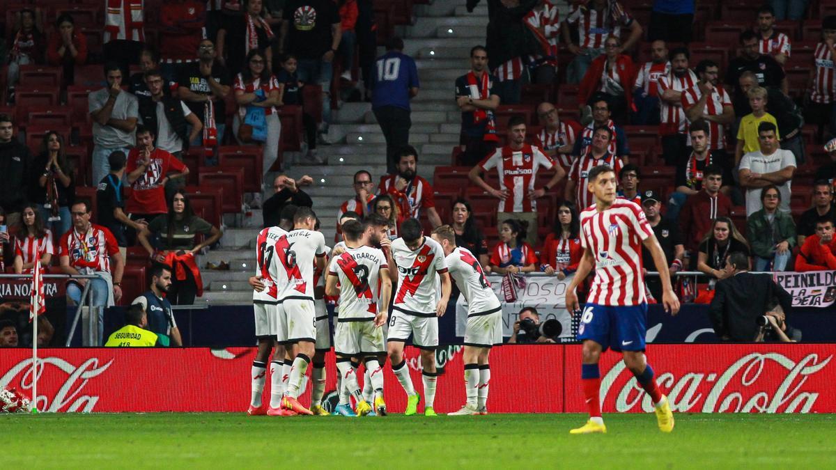 Radamel Falcao celebra el gol con sus compañeros en el Metropolitano.