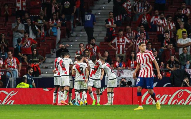 Radamel Falcao celebra el gol con sus compañeros en el Metropolitano. Radamel Falcao celebra el gol con sus compañeros en el Metropolitano.