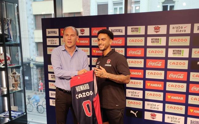 Félix Fernández y Markus Howard posan tras la presentación del jugador