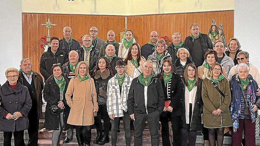 Algunos de los cofrades y ‘Mayordomos’ de Sartaguda posan en la parroquia tras la procesión de mediados de diciembre.