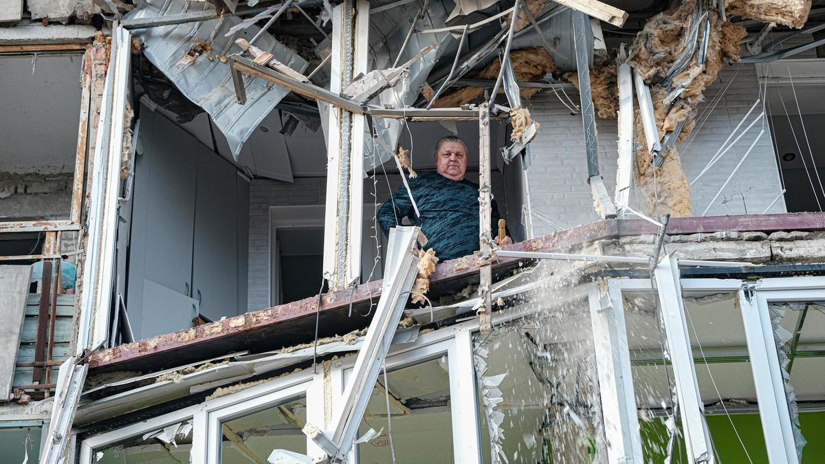 Un hombre camina entre los escombros de un apartamento destruido en Jersón.