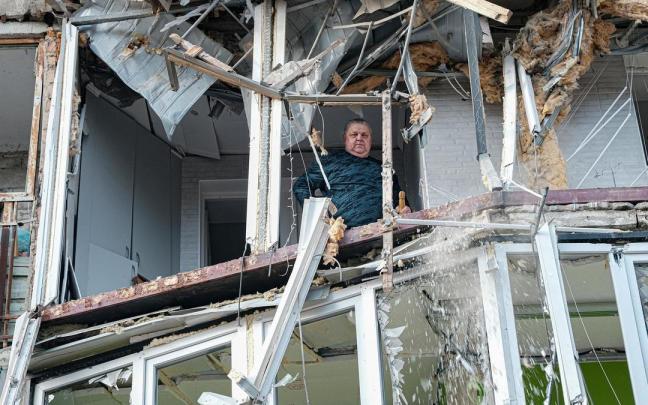 Un hombre camina entre los escombros de un apartamento destruido en Jersón.