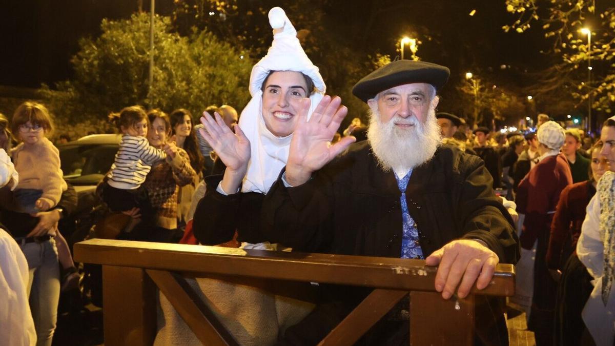 Desfile del Olentzero y Mari Domingi por las calles de El Antiguo