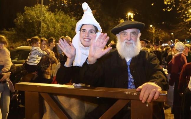 Desfile del Olentzero y Mari Domingi por las calles de El Antiguo