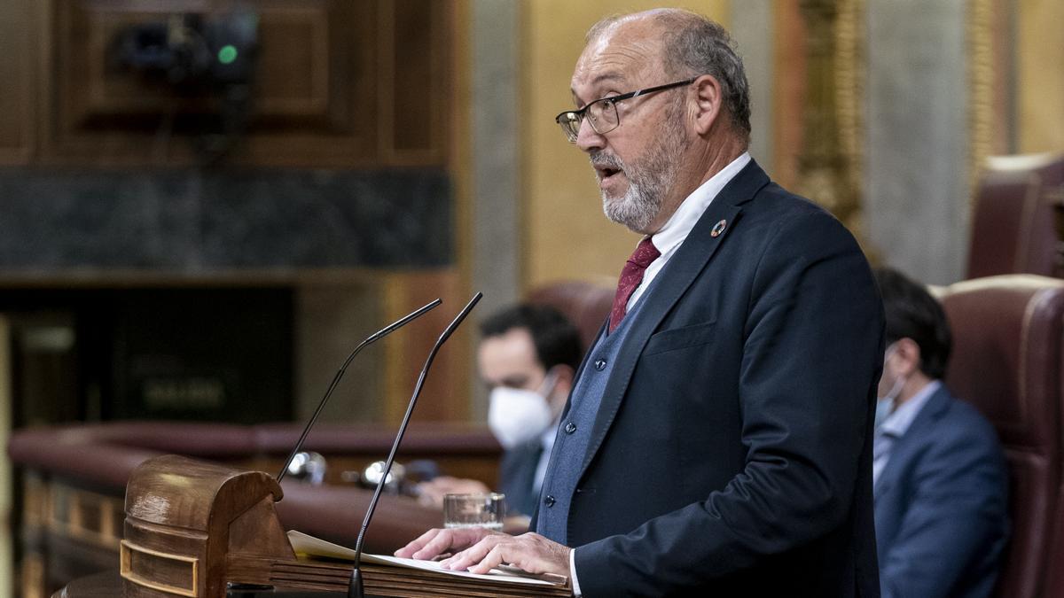 El diputado del PSOE, Juan Bernardo Fuentes, interviene en una sesión plenaria extraordinaria en el Congreso de los Diputados.
