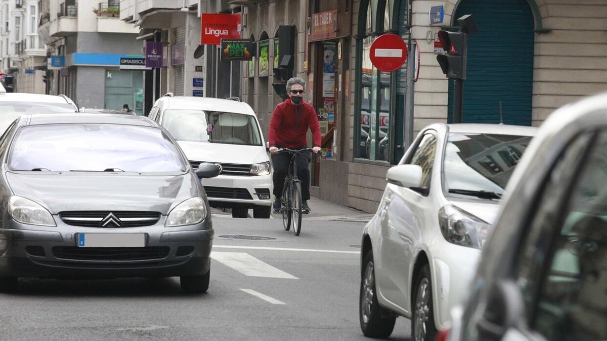 Ciclista ajeno a la información en Vitoria