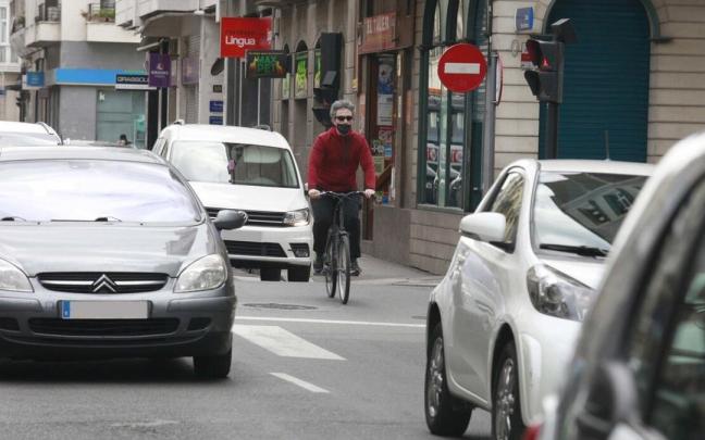 Ciclista ajeno a la informaci&oacute;n en Vitoria
