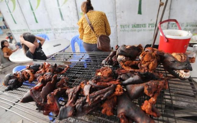 Un puesto ambulante de carne de perro. Un puesto ambulante de carne de perro.