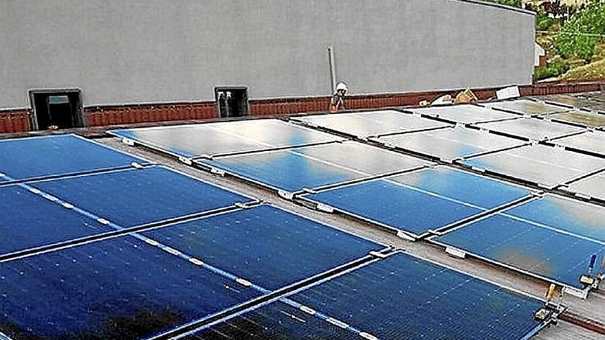 Placas solares instaladas en un tejado.
