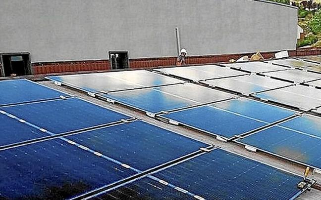 Placas solares instaladas en un tejado.