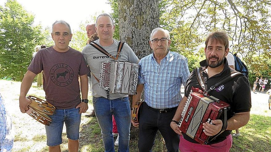 Miguel Urteaga, con Iñaki Larrañaga, su hijo Kepa y su sobrino-nieto Gari Lizarraga.