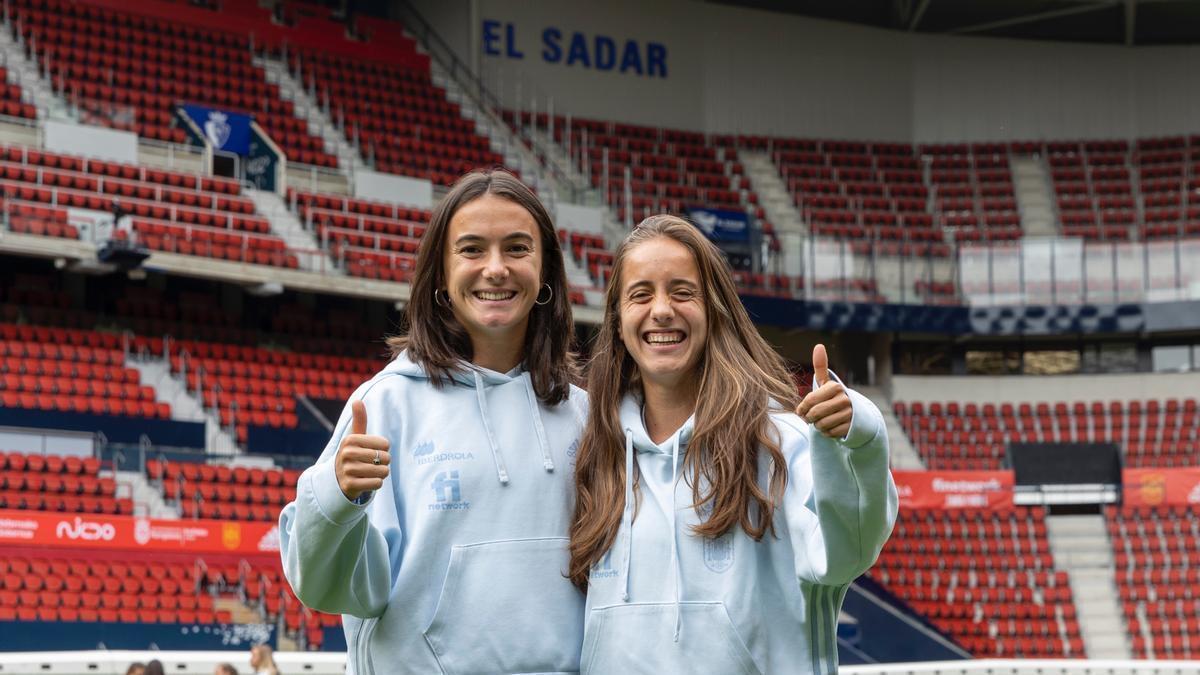 Las jugadoras, en su visita este lunes a El Sadar