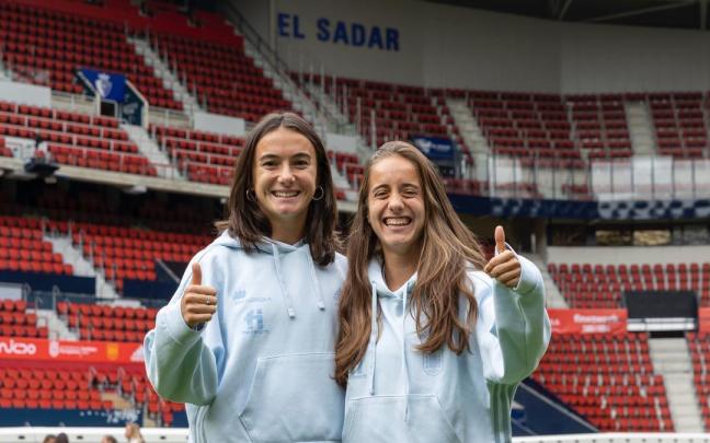 Las jugadoras, en su visita este lunes a El Sadar