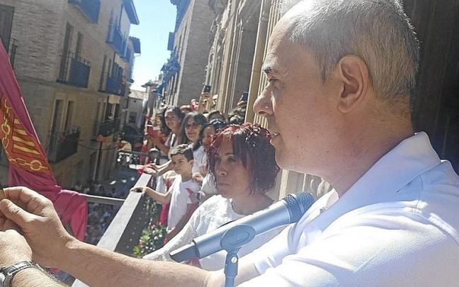 Javier Ortigosa prende el cohete, junto a Izaskun Garnika, en el balcón consistorial.