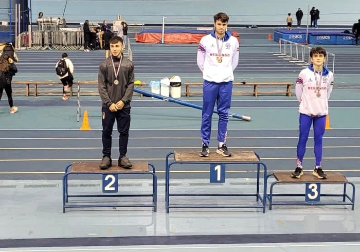 En el centro, Gorka Piedra, oro en 800 metros, y a la derecha, Alain Flores, bronce en 800 metros.