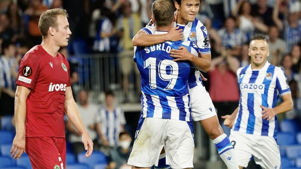 Kubo y Sorloth celebran el tanto de la victoria ante el Omonia