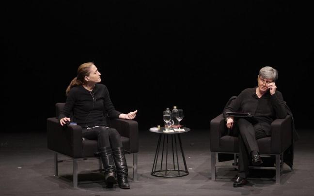 A la izquierda, la filósofa y psicoanalista francesa Cynthia Fleuri, acompañada por la escritora Luisa Etxenike, en la conferencia de ayer ‘Sanar el resentimiento’.