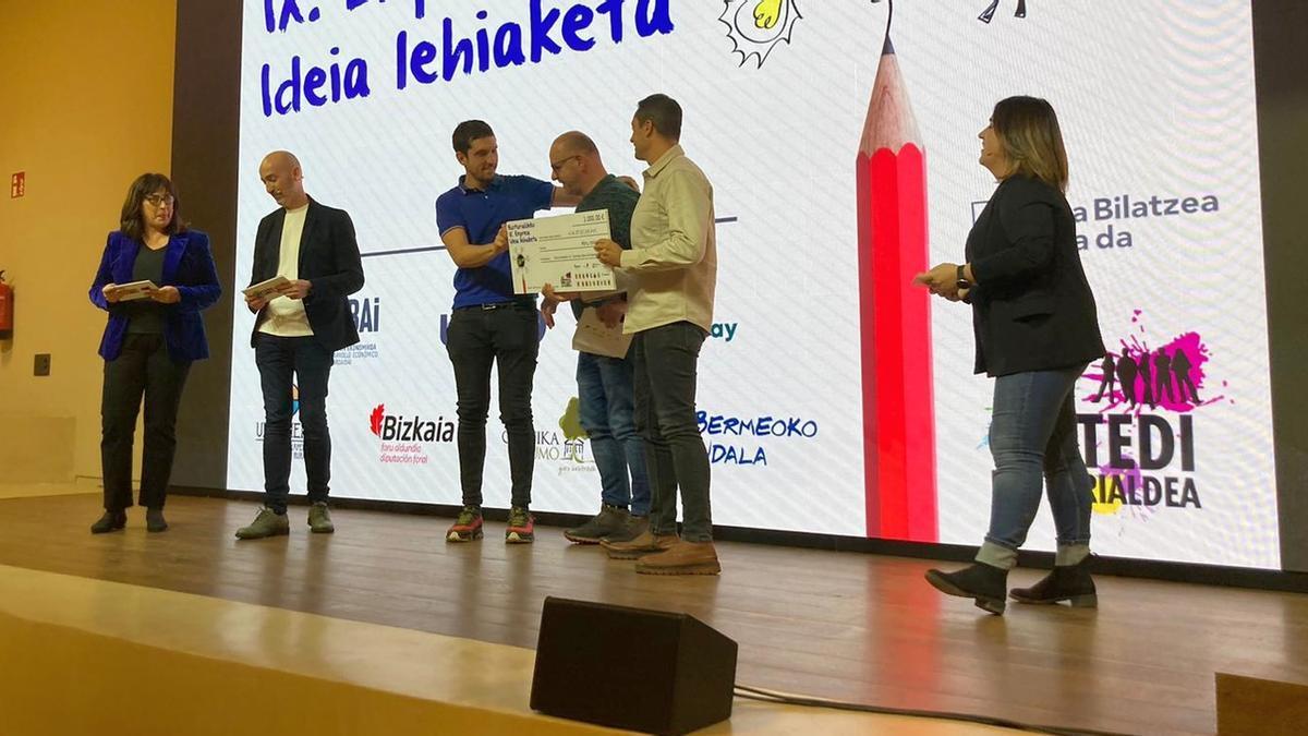 Los ganadores posan junto a los responsables institucionales.