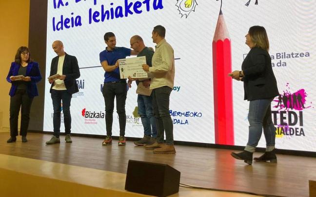 Los ganadores posan junto a los responsables institucionales.