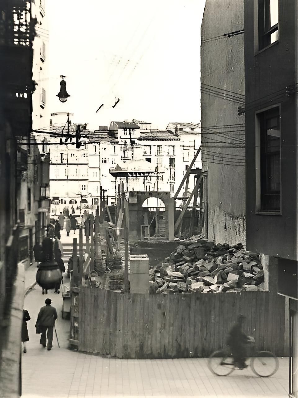 Año 1939. Vista desde la calle San Nicolás y hacia la plaza del Castillo del hueco que deja la casa de Labairu recién derribada. Foto de Julio Cía Úriz, Archivo Municipal de Pamplona.