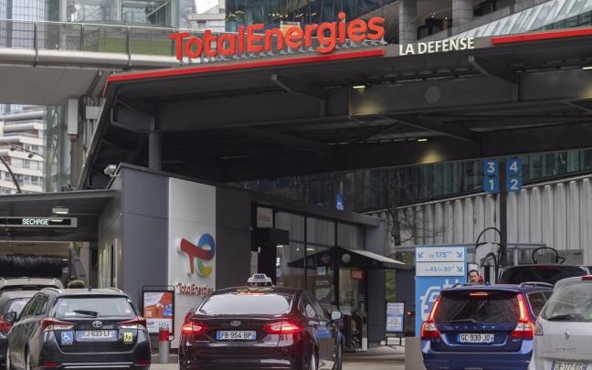 Una gasolinera de TotalEnergies en París. Una gasolinera de TotalEnergies en París.