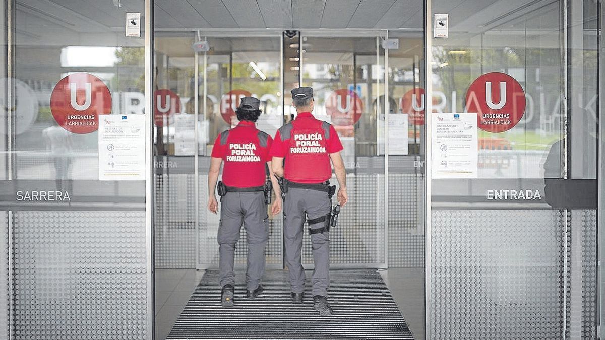 Agentes de la Policía Foral, en el Servicio de Urgencias del HUN.