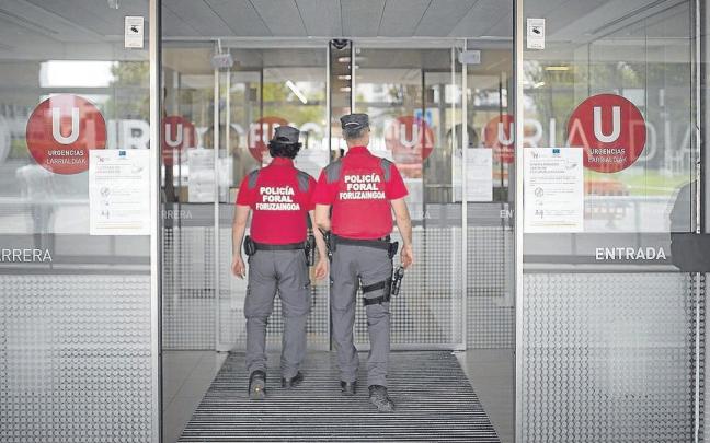 Agentes de la Policía Foral, en el Servicio de Urgencias del HUN. Agentes de la Policía Foral, en el Servicio de Urgencias del HUN.