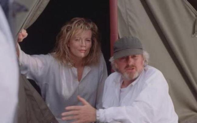Hugh Hudson junto a Kim Basinger en el rodaje de 'So&ntilde;&eacute; con &Aacute;frica'.