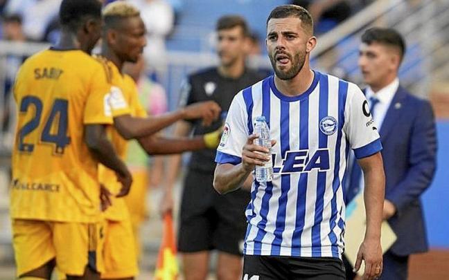 Rioja se refresca durante el choque ante la Ponferradina.